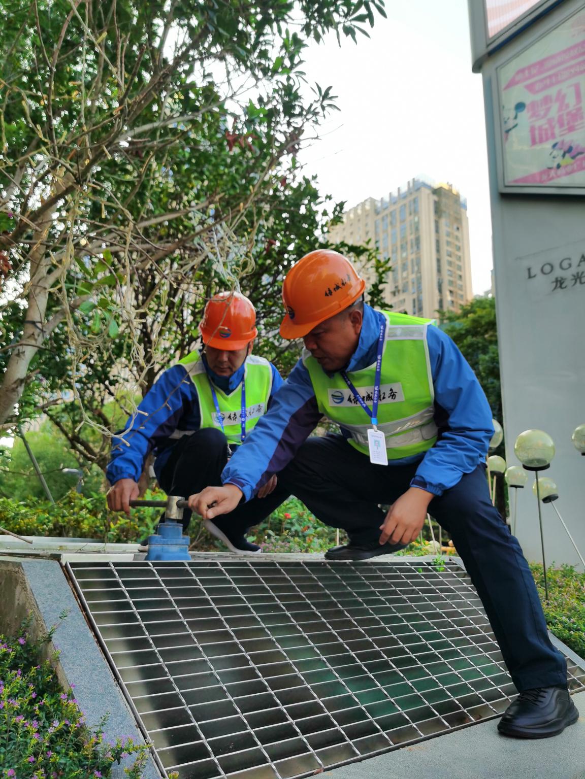 12 两会召开期间，供水保障工作人员在重点场所表位对表位水阀进行检查。（匡宁摄）.jpg