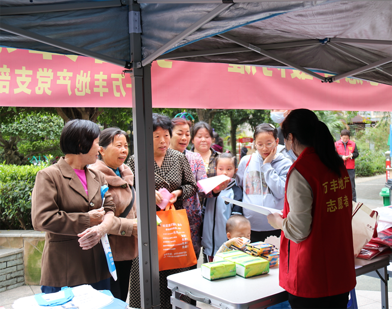 垃圾分类有奖竞猜活动引得居民纷纷驻足，踊跃参与.png