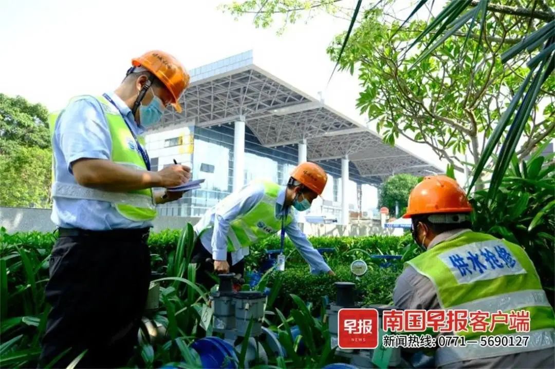 绿城水务保障人员正在南宁国际会展中心周边巡查表位情况。.jpg