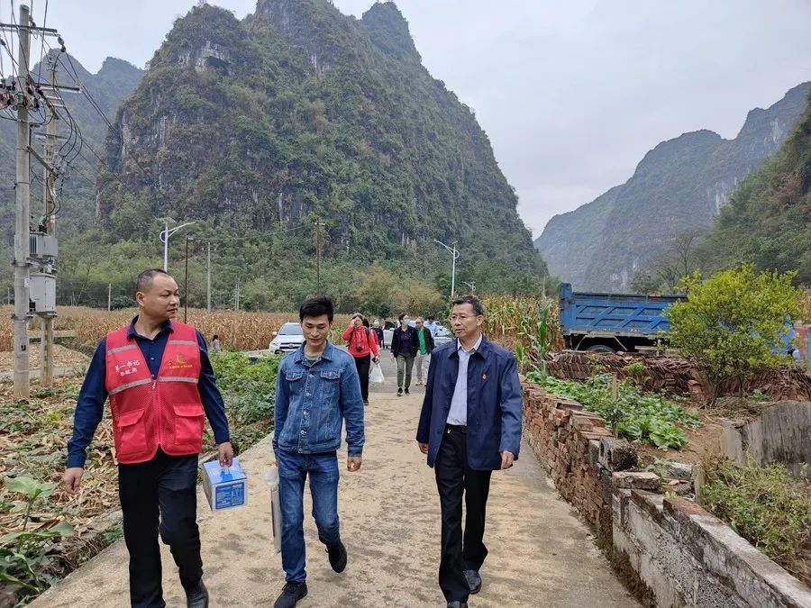 周柏建带领所在挂点党支部党员到马山县古寨瑶族乡本立村.jpg